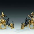 Paire de chenets, dits aux chinois, en bronze ciselé, doré ou patiné. Style Louis XV