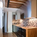 très petite cuisine avec des décorations "