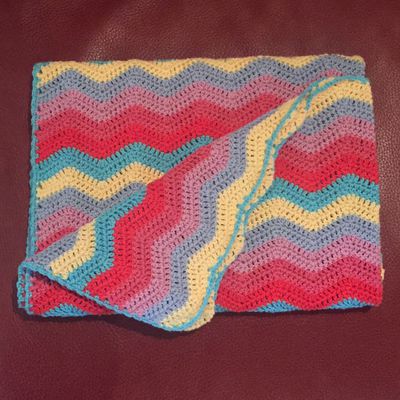 Une couverture crochetée multicolore