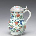A wucai-decorated export porcelain tankard and cover. Kangxi