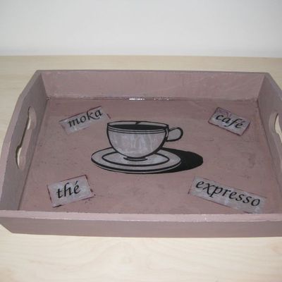 plateau en bois et le fond recouvert de résine