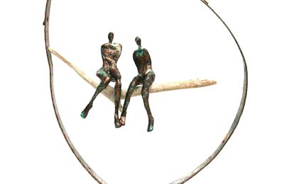 Amoureux sur balançoire, couple en papier recyclé patiné bronze, cercle de métal, sculpture mobile