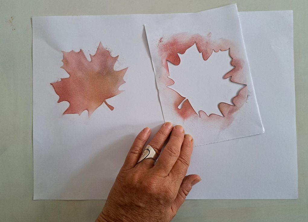 Avec la grande feuille d'arbre