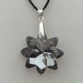 Pendentif Fleur Lindy Crystal Facetté Gris Clair Avec Cordon Noir Coton Soie