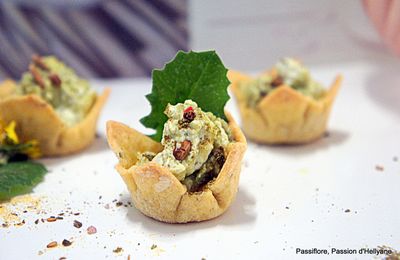 Mini Spicy / mini coupelles piquantes aux notes de curry, garnies de crème avocat chanvre graines 