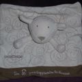 Doudou peluche mouton plat obaibi okaidi blanc marron, " pour t'apprendre la douceur", www.doudoupeluche.fr