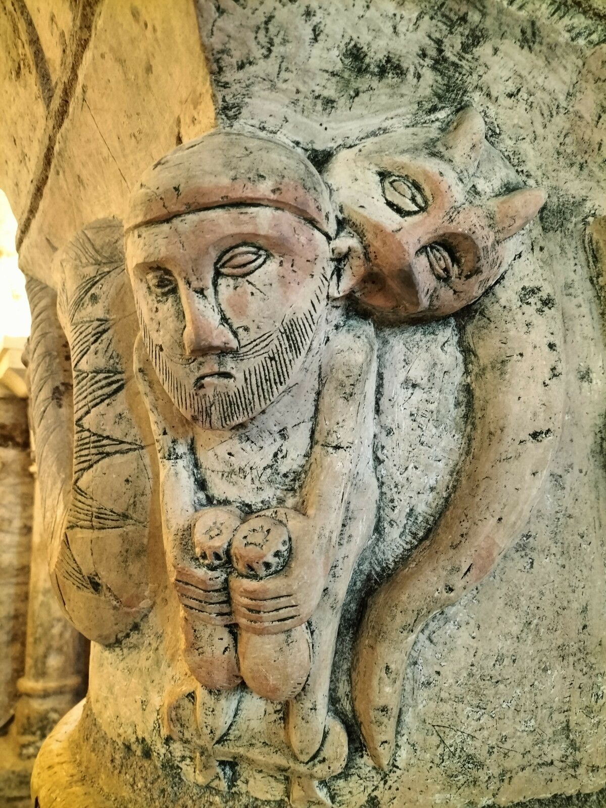 Saint-Parize-le-Châtel, église Saint-Patrice, crypte romane, colonne 5....  (58)