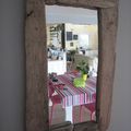 Un miroir encadré de bois flotté 