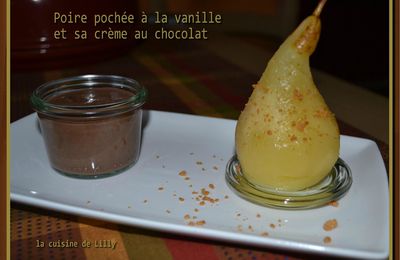 Poire pochée à la vanille, sauce au chocolat