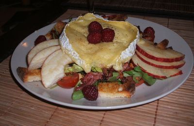 Salade au camembert rôti, framboises & lardons grillés