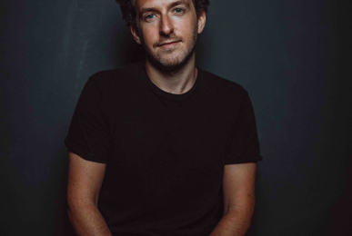 Rencontre avec l'humoriste et comédien Michaël Hirsch, pour son spectacle "Peau Fine"