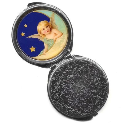 Petit ange sur la lune et nuit étoilée.