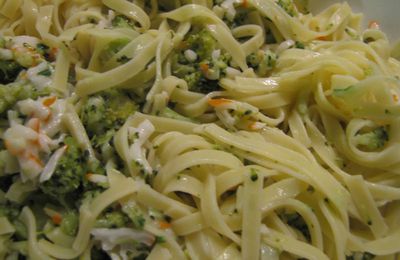 Tagliatelles au surumi, brocolis et sauce au fromage blanc et à la ciboulette