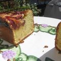 Cake aux pêches et au sirop de romarin