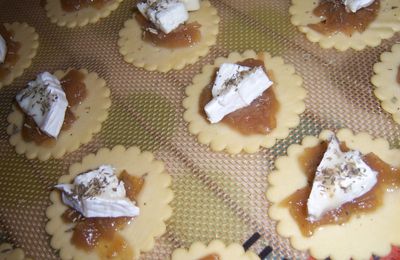 TARTELETTES APERIVES AU CONFIT D'OIGNONS ET CHEVRE