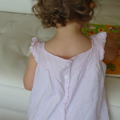 Apolline, toute délicate en plumetis rose pale