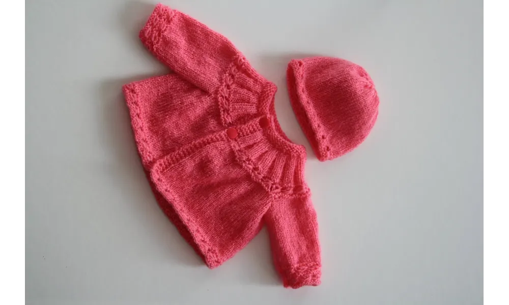 Brassière et bonnet corail pour poupée ou bébé prématuré