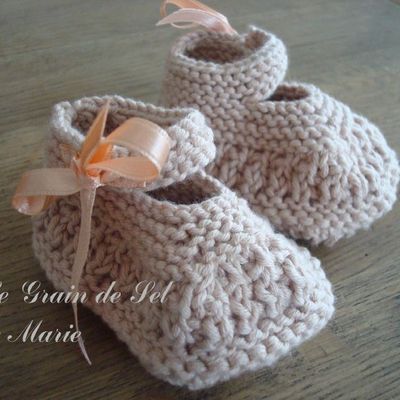 Petit bonnet et chaussons assortis