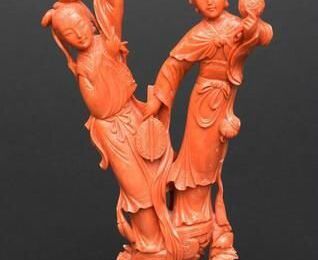 Groupe en corail à deux branches représentant deux déesses du printemps. Chine, XXe