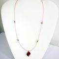 Collier mi-long rouge et vert en perles de cristal