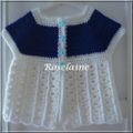 Une brassière bicolore au crochet - A blue and white baby summer coat