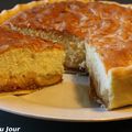 Gâteau de Savoie comme une tarte, aux pommes et à la confiture de lait au beurre salé