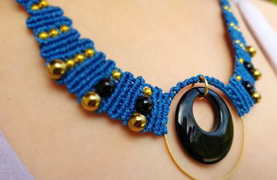 Collier plastron bleu et donut d'onyx noir