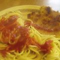Escalope de poulet panée, sauce tomate maison et spaghettis .