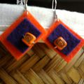 boucles d'oreilles feutrine orange et violet avec perle de fimo