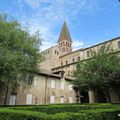 TOURNUS (71) - Cloître de l'abbaye Saint-Philibert