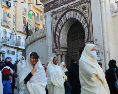 En Algérie, des femmes souhaitent un retour au voile de leurs ancêtres