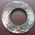 Anneau-disque archaïsant. Pièce probablement très ancienne, repolie à l'époque Qing et gravée tardivement.