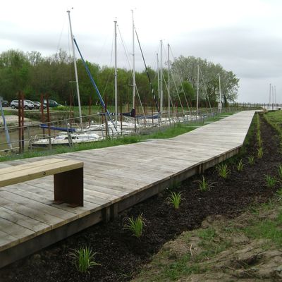 NOUVEAU :  un ponton en chêne à 50m du gîte