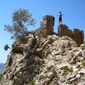 Léo tire à l'arc sur les barbares depuis le chateau antique de Kastri