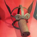 "shame mask" une coutume plutôt anglo-saxone pour dire "shut up" aux commères, ta gueule valable dans le monde entier.