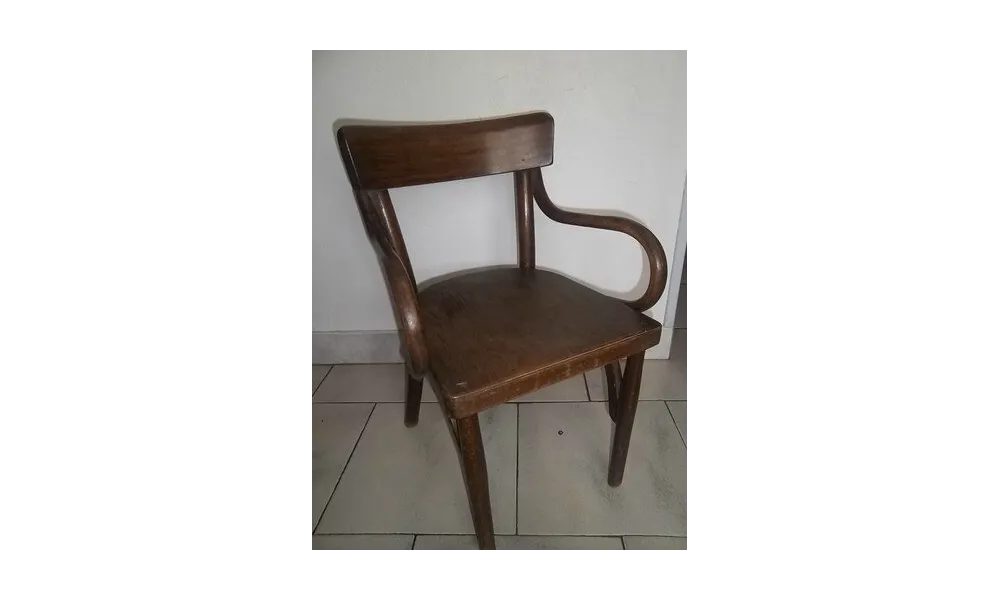 Un véritable petit fauteuil Baumann Modèle 389F qui n'est pas sans rappeler le fauteuil Thonet...