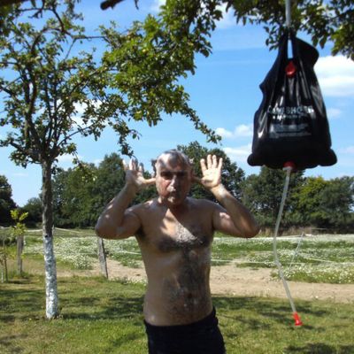 TRÈS TÔT dans UN HAMEAU NORMAND