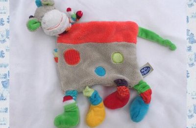 Doudou Plat Vache Gris Rouge Echarpe Et Pattes Colorées Ronds Mots D'Enfants