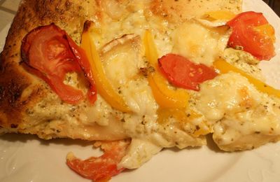 Pizza mascarpone, pesto, poivron, brie et tomate