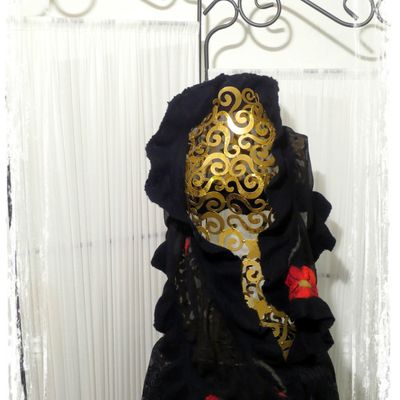 Pour Noël, un foulard laine feutrée et soie!    Fleurs ou papillons?     Dispo ici: http://www.alittlemarket.com/boutique/le_rat