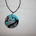 collier turquoise sur fond noir et gris