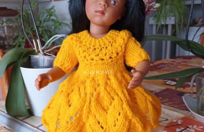 Mona en jaune soleil , début de tenue ...