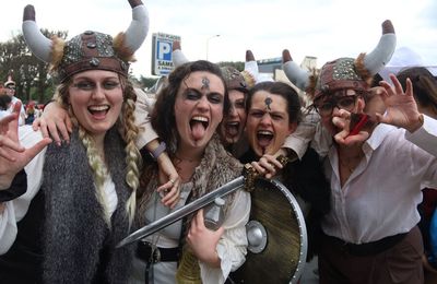 REVUE DE PRESSE NORMANDE au 7 avril 2025: à Vire on respecte encore la tradition de la Mi-Carême. Et à Caen, les étudiants du carnaval célèbrent l'histoire normande.