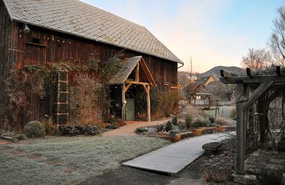 La façade de la grange, saison après saison