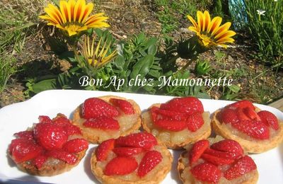 Tartelettes pâte maison aux fraises Mara Cirano du jardin sur compotée de pommes