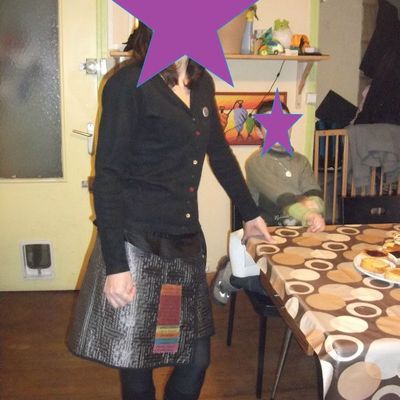 une jupe portefeuille réversible décalée