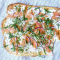 Pizza craquante au saumon, et ton brunch prend la mer