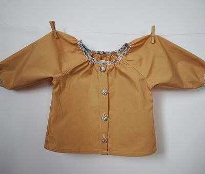 Blouse en popeline moutarde, liberty Lauren bleu/moutarde, taille 6 mois, 3 euros