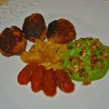 Boulettes de poulet, ananas poêlé, purée de petits pois et tomates confites