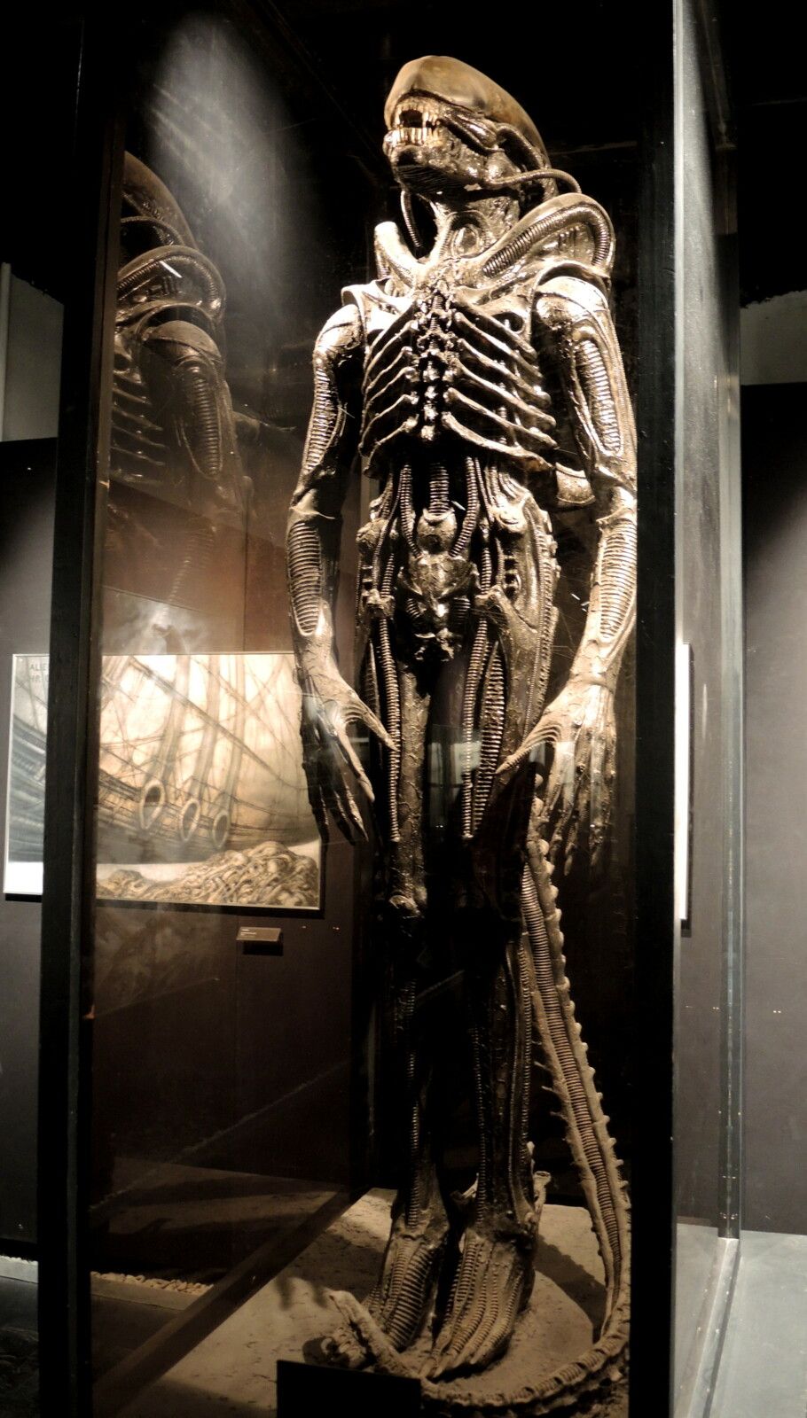 Gruyères, musée HR Giger, 1er étage, alien, grande sculpture (Suisse)